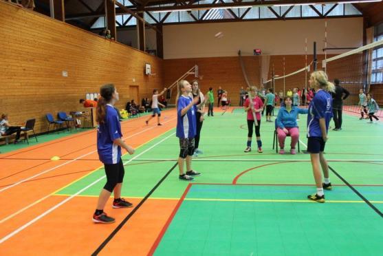 Další turnaj barevného volejbalu se hrál v Broumově