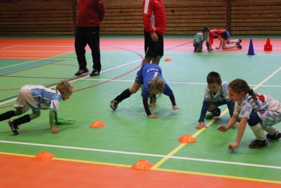 Fotbalová přípravka Slovanu Broumov strávila nedělní dopoledne s Létajícími trenéry