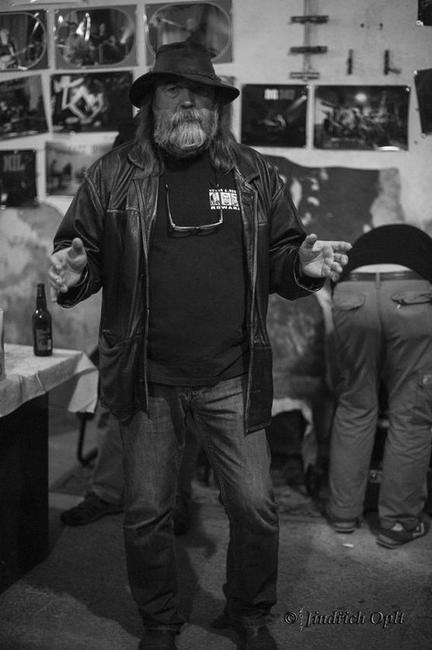 Výstavu Okuje ještě žhavé v undergroundovém klubu Eden uvedl básník Jaroslav Erik Frič