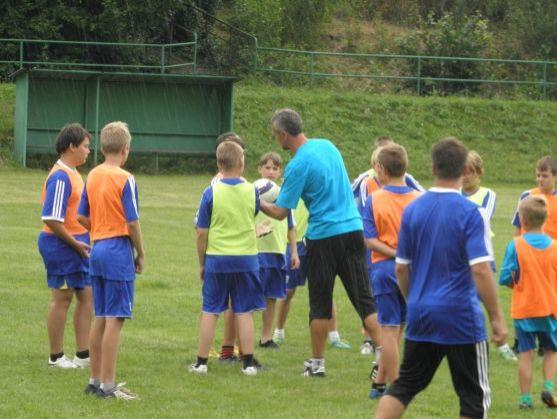 Broumovské mladší žáky na soustředění potrénoval bývalý fotbalový ligový brankář Karel Podhajský