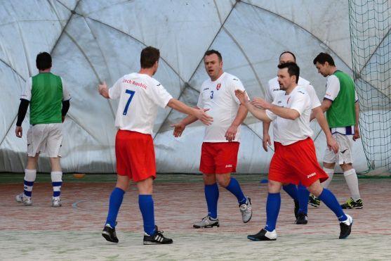 Tým starostů po penaltovém rozstřelu své loňské vítězství v teplickém turnaji neobhájil