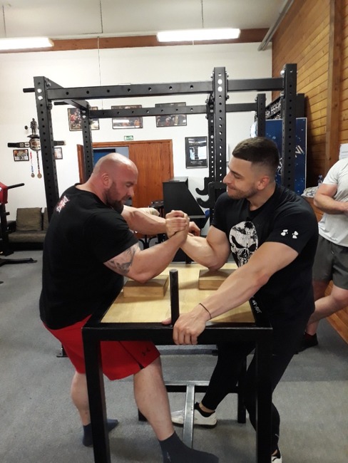 Broumovští armwrestleři přivezli z mistrovství republiky tři medaile