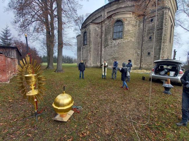 Oprava kostela v Otovicích pokračuje. Má novou střechu a věžičku 