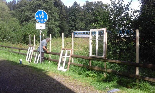 Venkovní výstava je instalovaná na oknech z klasické broumovské chalupy