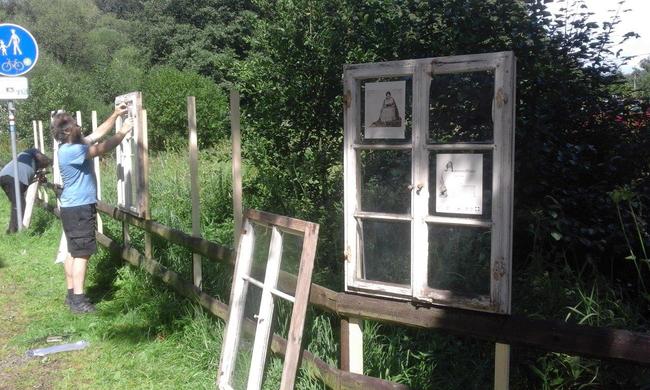 Venkovní výstava je instalovaná na oknech z klasické broumovské chalupy