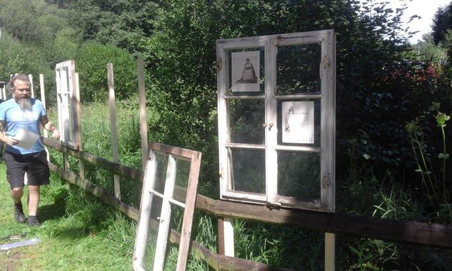 Venkovní výstava je instalovaná na oknech z klasické broumovské chalupy