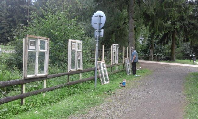 Venkovní výstava je instalovaná na oknech z klasické broumovské chalupy