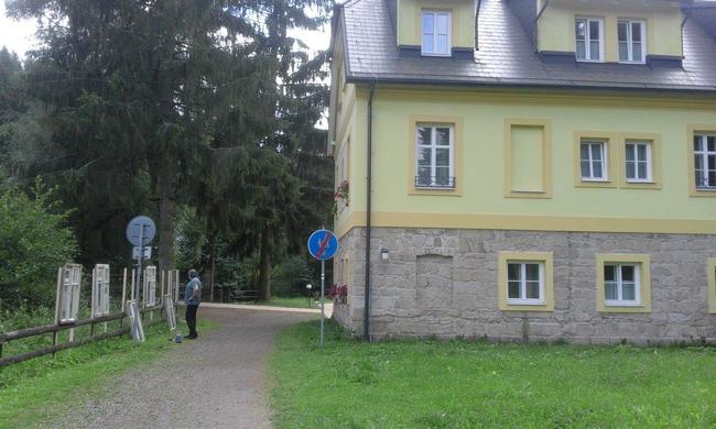 Venkovní výstava je instalovaná na oknech z klasické broumovské chalupy