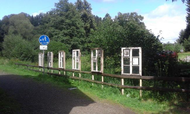 Venkovní výstava je instalovaná na oknech z klasické broumovské chalupy