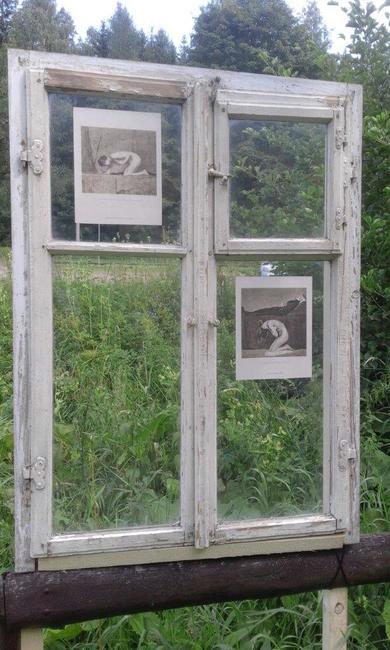 Venkovní výstava je instalovaná na oknech z klasické broumovské chalupy