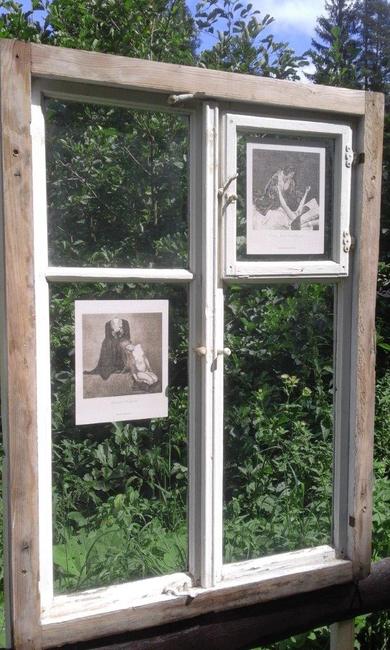 Venkovní výstava je instalovaná na oknech z klasické broumovské chalupy