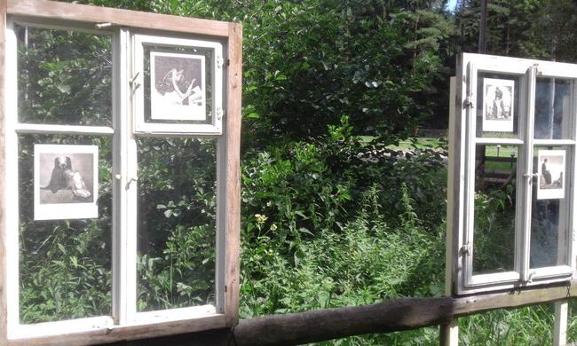 Venkovní výstava je instalovaná na oknech z klasické broumovské chalupy