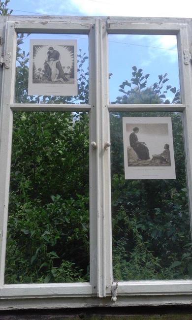 Venkovní výstava je instalovaná na oknech z klasické broumovské chalupy