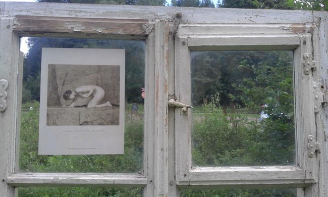 Venkovní výstava je instalovaná na oknech z klasické broumovské chalupy