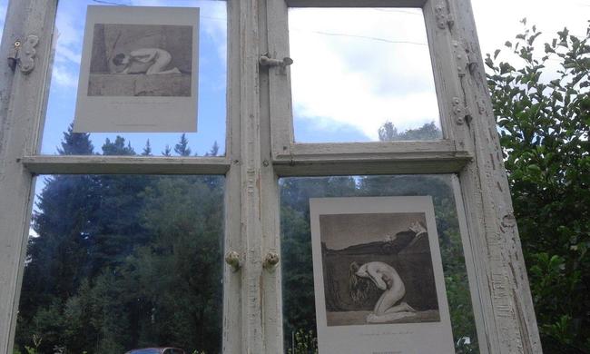 Venkovní výstava je instalovaná na oknech z klasické broumovské chalupy