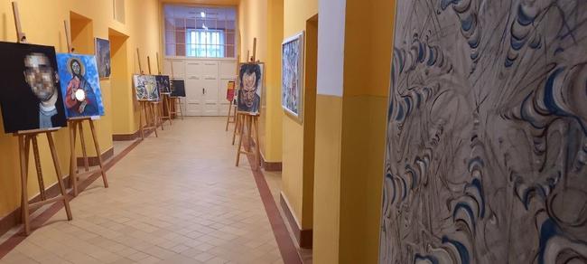 Páteční vernisáží byla zahájena výstava obrazů Davida Kubiny