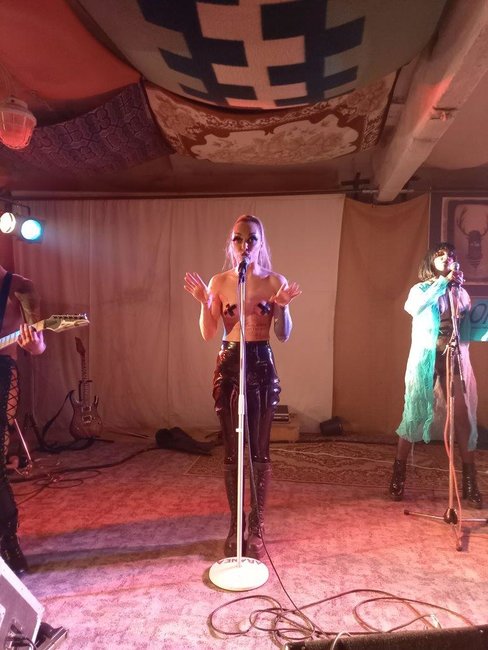 Svůj jediný koncert v České republice odehrály v broumovském Edenu