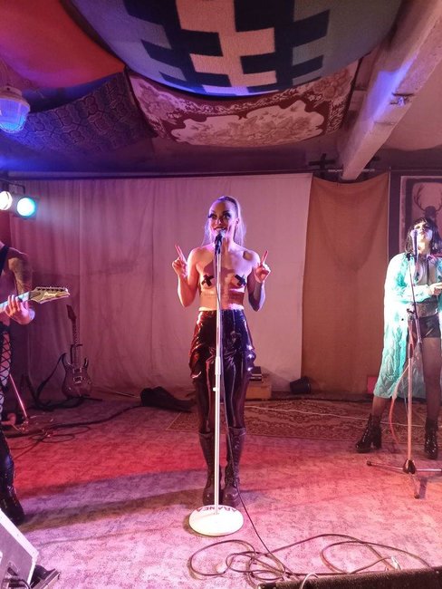 Svůj jediný koncert v České republice odehrály v broumovském Edenu