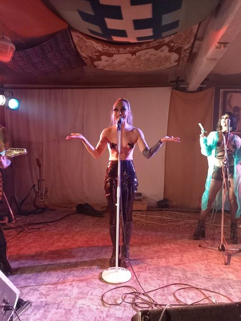 Svůj jediný koncert v České republice odehrály v broumovském Edenu