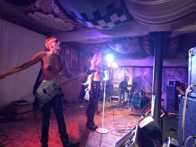 Svůj jediný koncert v České republice odehrály v broumovském Edenu