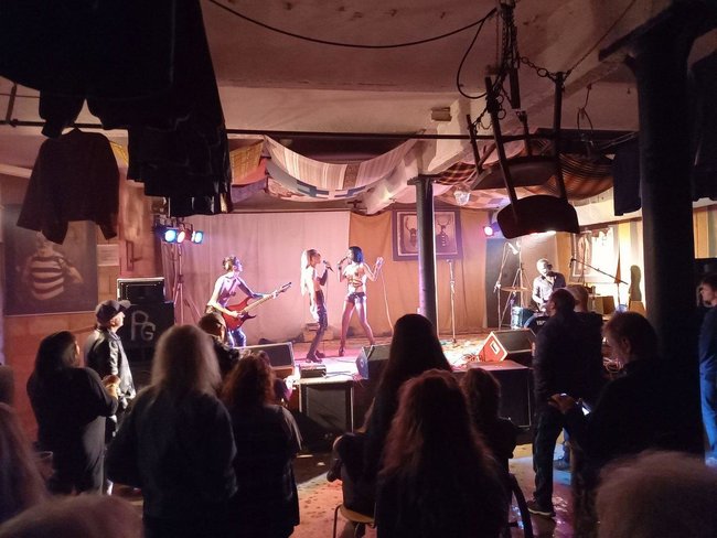 Svůj jediný koncert v České republice odehrály v broumovském Edenu