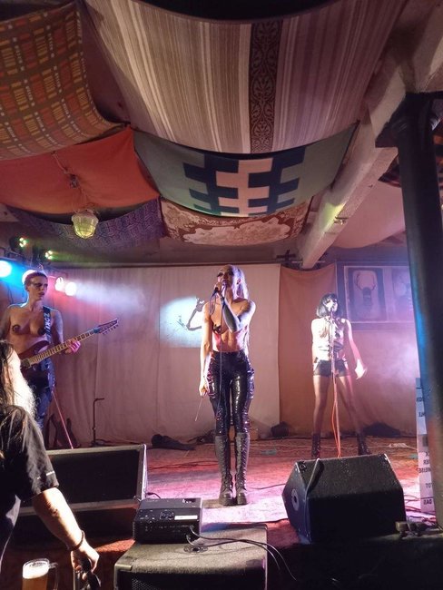 Svůj jediný koncert v České republice odehrály v broumovském Edenu