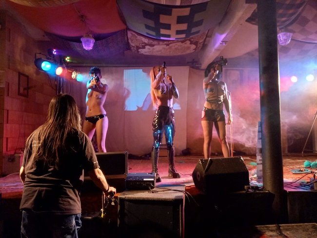 Svůj jediný koncert v České republice odehrály v broumovském Edenu