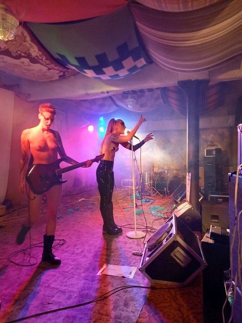 Svůj jediný koncert v České republice odehrály v broumovském Edenu