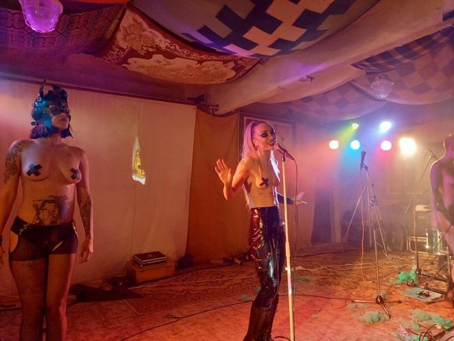 Svůj jediný koncert v České republice odehrály v broumovském Edenu