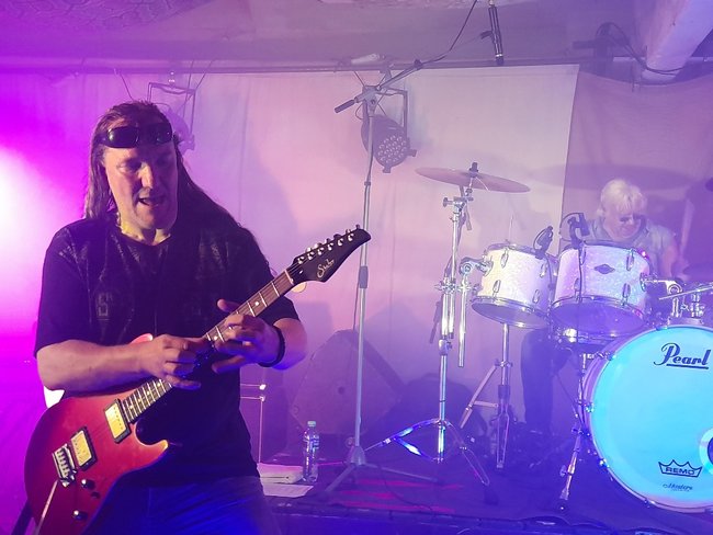 Posvátný hardrockový večer v Edenu