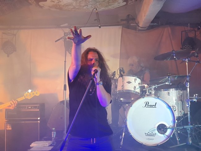 Posvátný hardrockový večer v Edenu