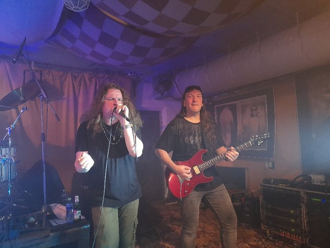 Posvátný hardrockový večer v Edenu