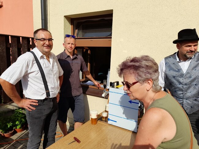 Nejen senioři v Broumově si užili šansonový večírek 