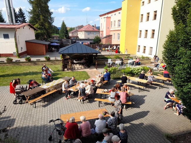 Nejen senioři v Broumově si užili šansonový večírek 