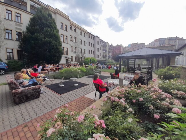 Nejen senioři v Broumově si užili šansonový večírek 