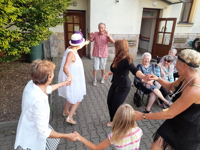 Nejen senioři v Broumově si užili šansonový večírek 