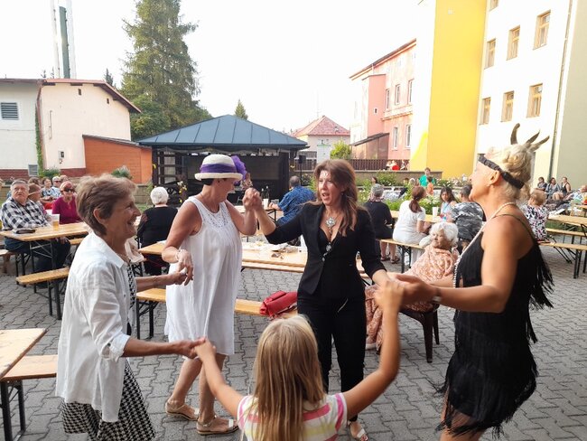 Nejen senioři v Broumově si užili šansonový večírek 