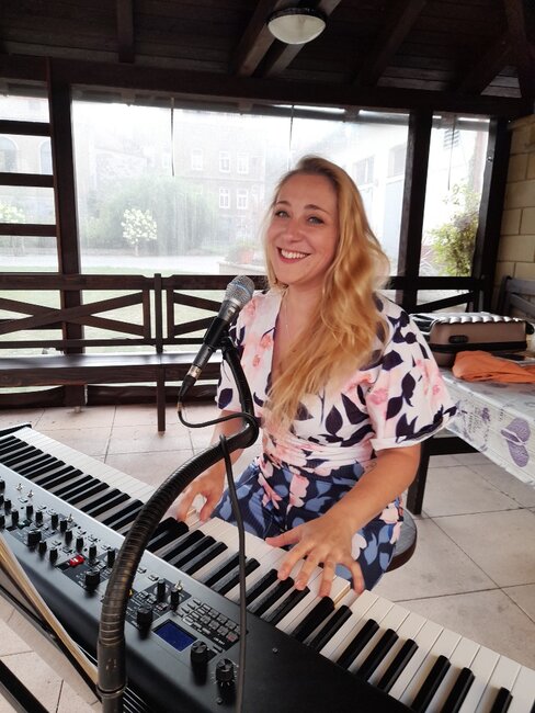 Nejen senioři v Broumově si užili šansonový večírek 