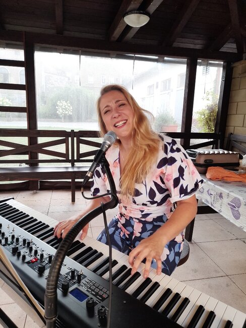 Nejen senioři v Broumově si užili šansonový večírek 