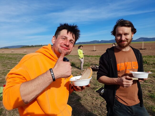 Podzimní sázení ve Vernéřovicích: téměř stovka ovocných stromů