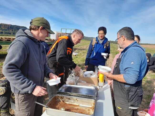 Podzimní sázení ve Vernéřovicích: téměř stovka ovocných stromů