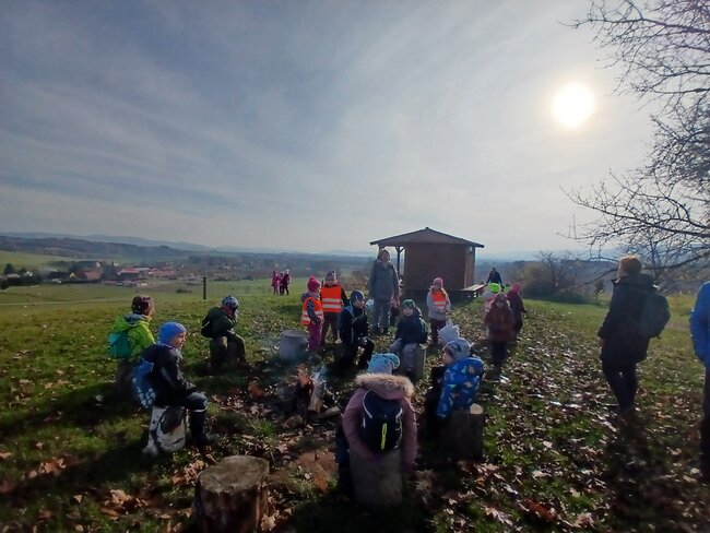 Děti adoptovaly dvě třešně v Hejtmánkovicích