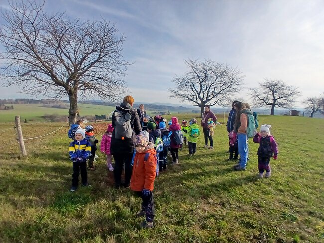 Děti adoptovaly dvě třešně v Hejtmánkovicích