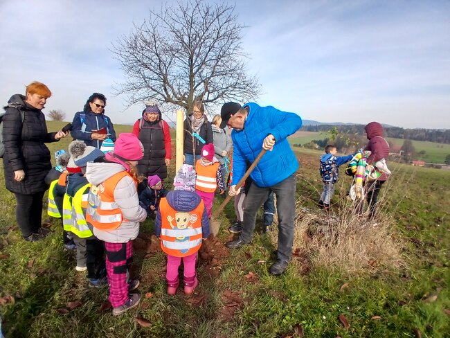 Děti adoptovaly dvě třešně v Hejtmánkovicích