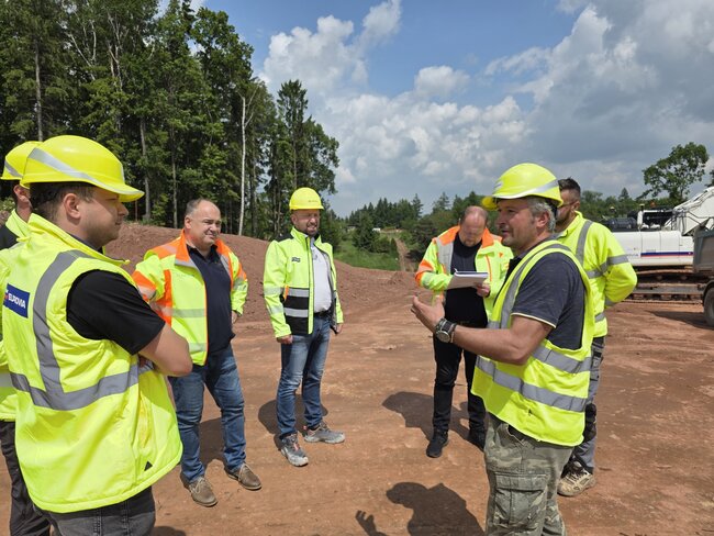 Na stavbě obchvatu Náchoda pracuje denně 400 až 500 pracovníků