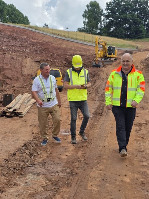 Na stavbě obchvatu Náchoda pracuje denně 400 až 500 pracovníků