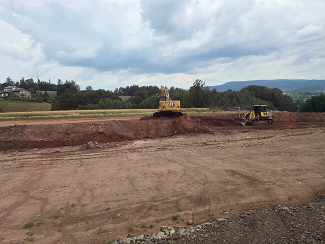 Na stavbě obchvatu Náchoda pracuje denně 400 až 500 pracovníků