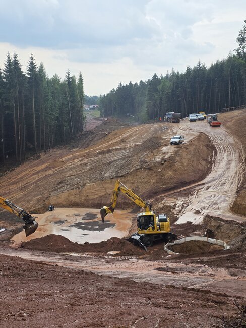 Na stavbě obchvatu Náchoda pracuje denně 400 až 500 pracovníků