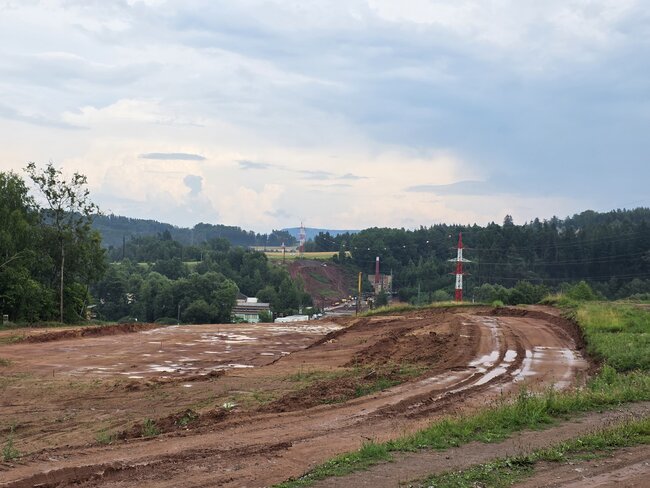 Na stavbě obchvatu Náchoda pracuje denně 400 až 500 pracovníků