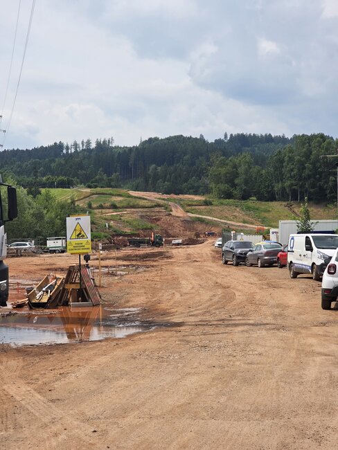 Na stavbě obchvatu Náchoda pracuje denně 400 až 500 pracovníků